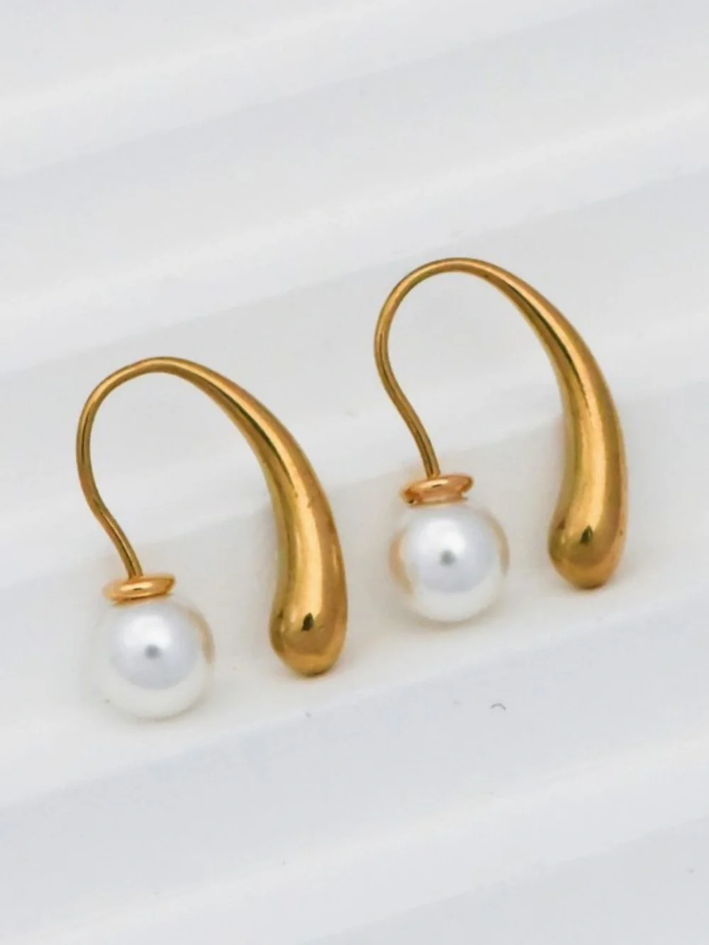 377. 18K gold pearl hoop earring